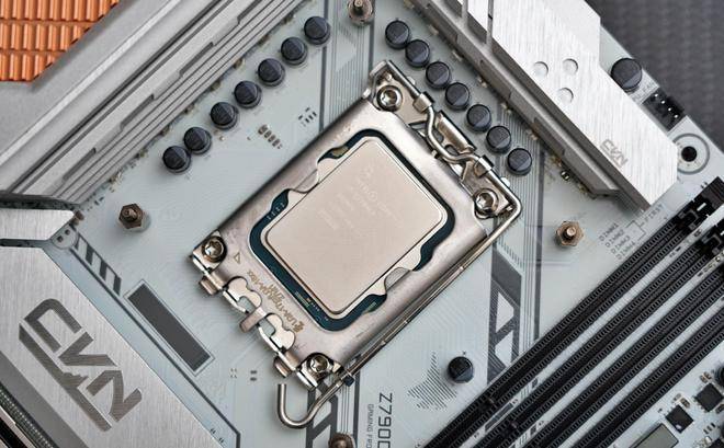 攒了台白色游戏主机:酷冷MB520Mesh、骨伽天吴360白、七彩虹Z790巡洋舰