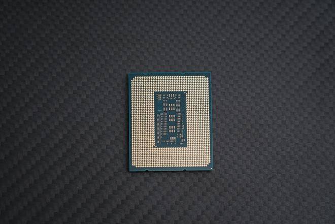 攒了台白色游戏主机:酷冷MB520Mesh、骨伽天吴360白、七彩虹Z790巡洋舰