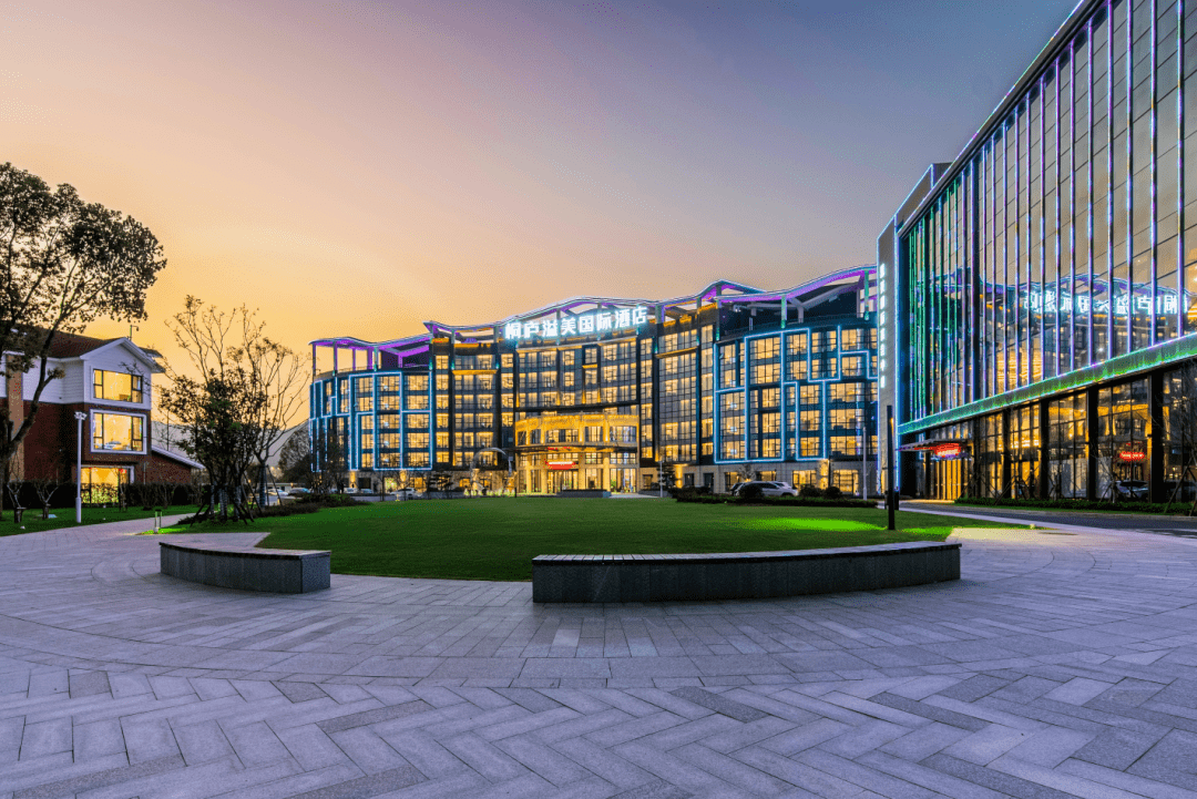 是金恪集团·艳阳度假旗下的直营酒店,坐落于国家美丽县城——桐庐