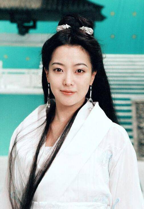 金喜善剧照——玉漱公主金喜善,在1977年出生于国外首尔,从小她就能歌