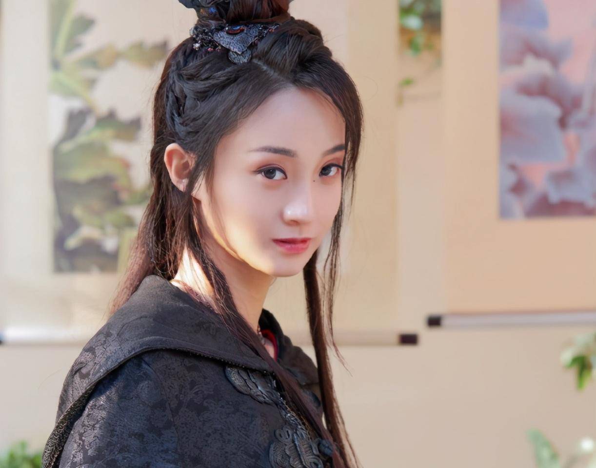 除了这两位外,剧中饰演女主的,就是于乃佳了,同样是毫无人气的小演员