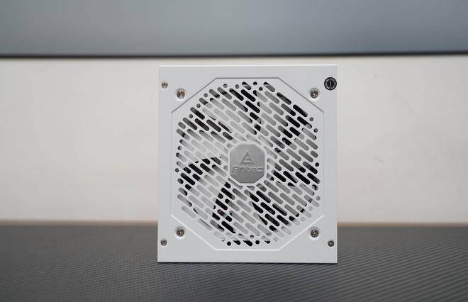 攒了台白色游戏主机:酷冷MB520Mesh、骨伽天吴360白、七彩虹Z790巡洋舰