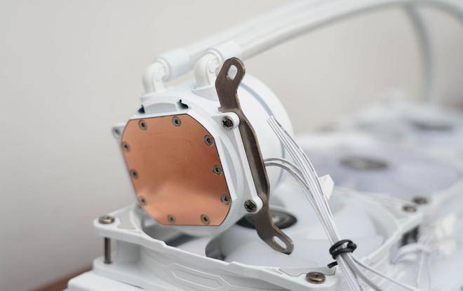 攒了台白色游戏主机:酷冷MB520Mesh、骨伽天吴360白、七彩虹Z790巡洋舰