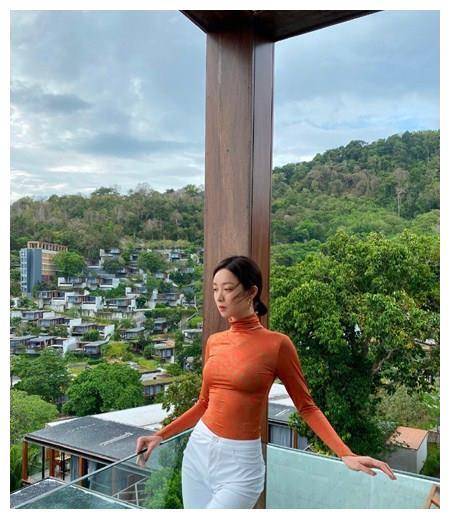 23岁赵尧珂好丰满,罕见紧身打底凹凸感十足,这"马蜂