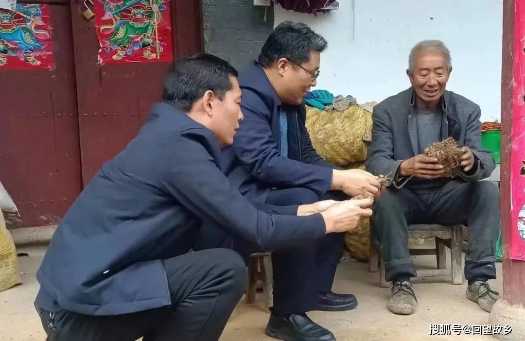 在两河村,韩际东仔细查看了村档,户档整理情况,详