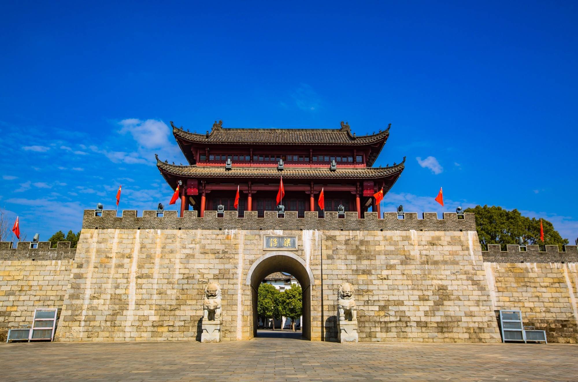 位于江西省东北部的景德镇市浮梁县,自汉唐以来就经济繁华,以"一瓷二