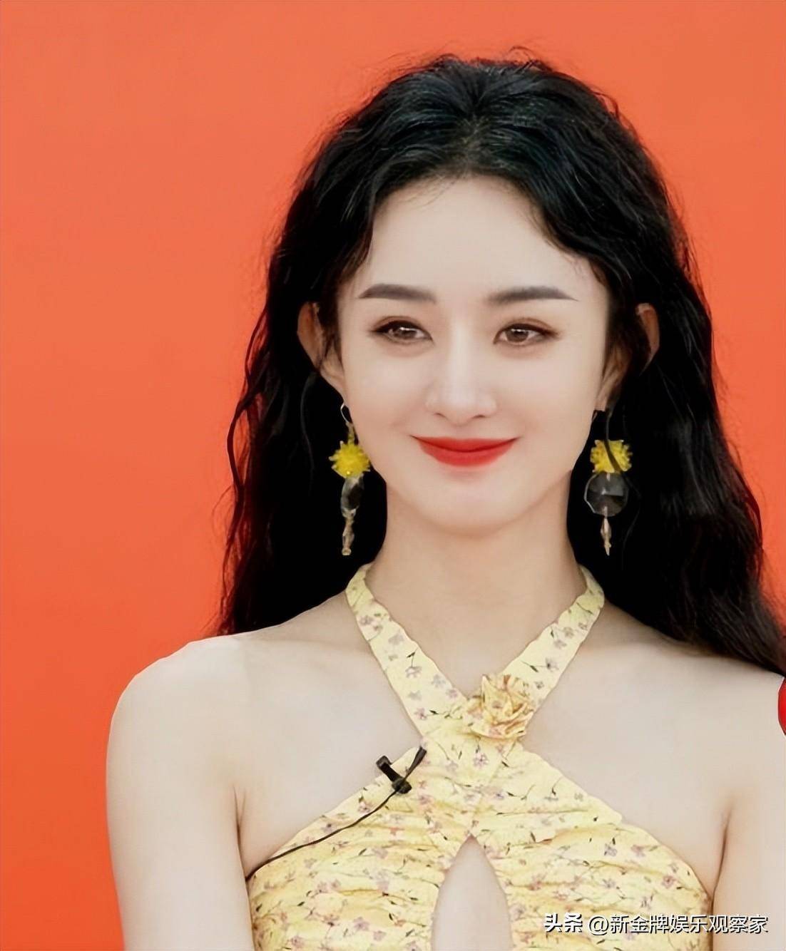 35岁赵丽颖直播截图美翻,黄色碎花裙配卷发,粉丝找不到形容词夸_女