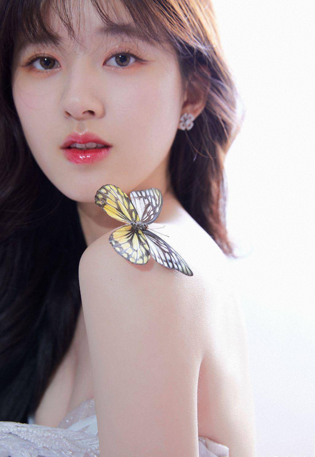 赵露思"星动之夜"盛典造型,梦幻纱裙,搭配清纯妆容,又乖又美_配饰