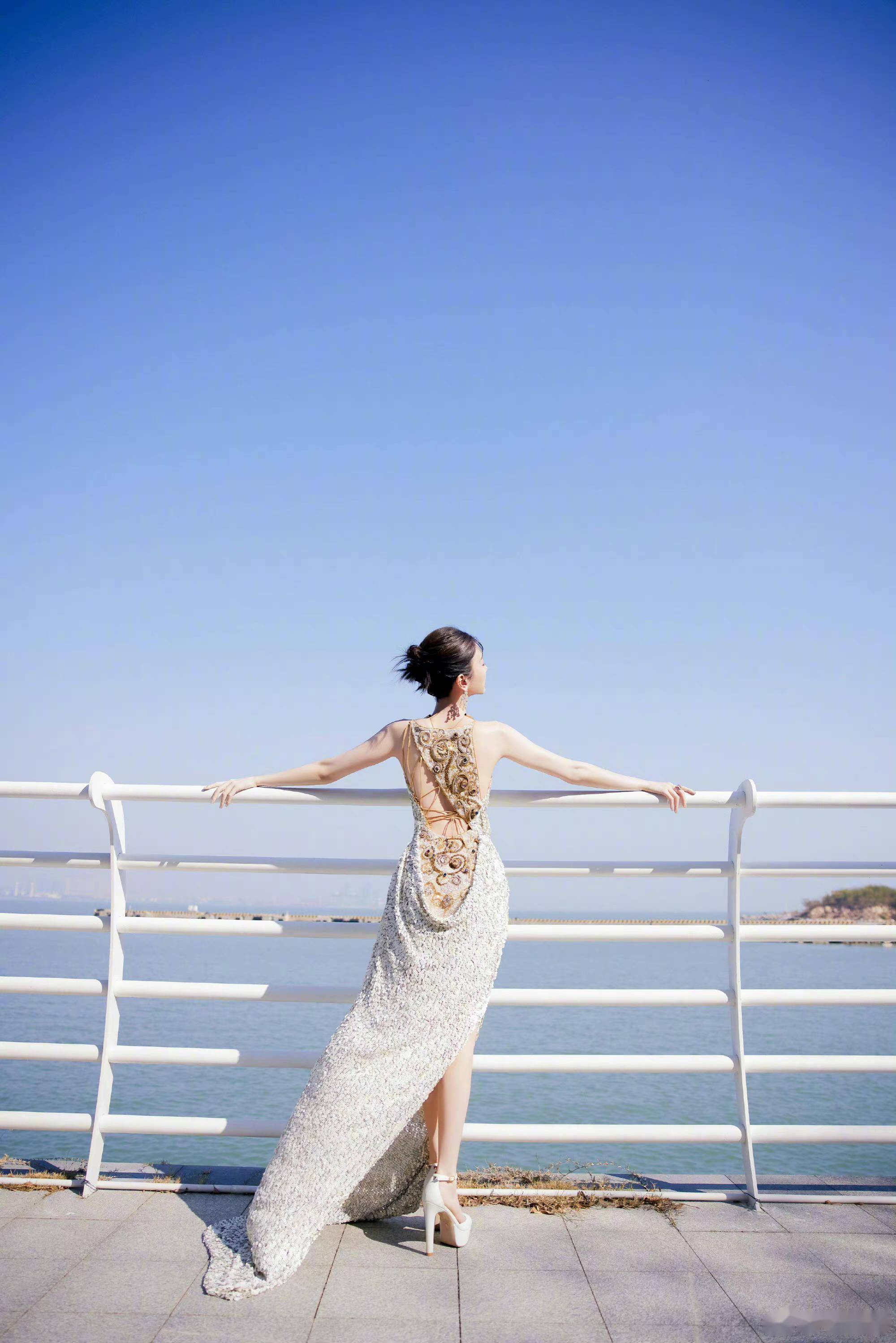 其实这套礼服的背后大有玄机,绑带露背,衬托出毛晓彤的绝美雪肌,再加