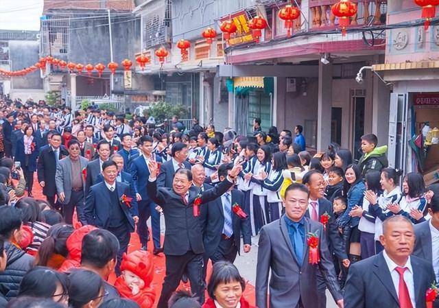 中国人口最多的村庄,全村居民同姓,人口相当于一个小县城_长陇_英歌舞