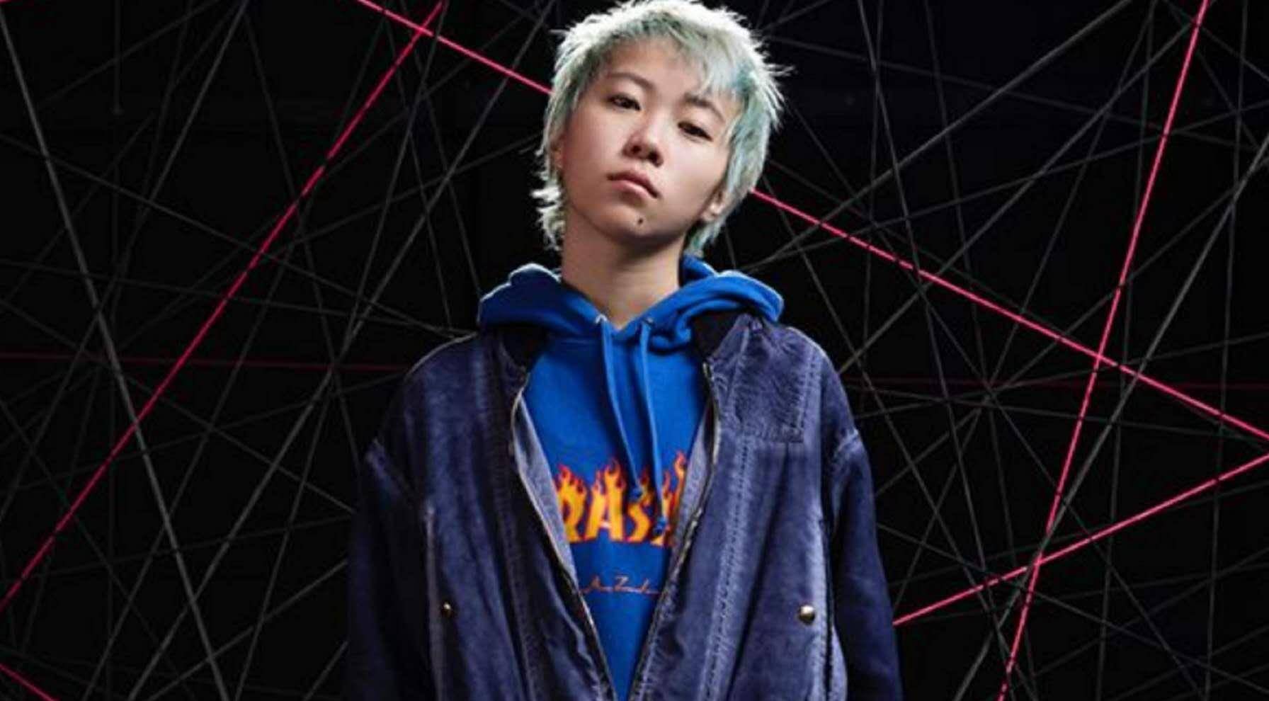 王菲女儿窦靖童出镜间抽烟,吞云吐雾动作娴熟,已是老烟枪_性格_影响