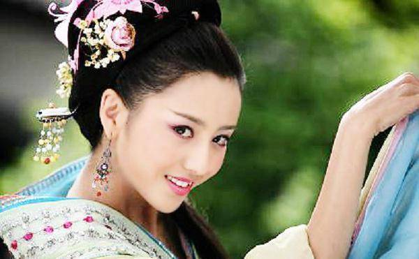 除了美丽妖娆,她也演出了角色的妖媚后来主演了古装剧《母仪天下》