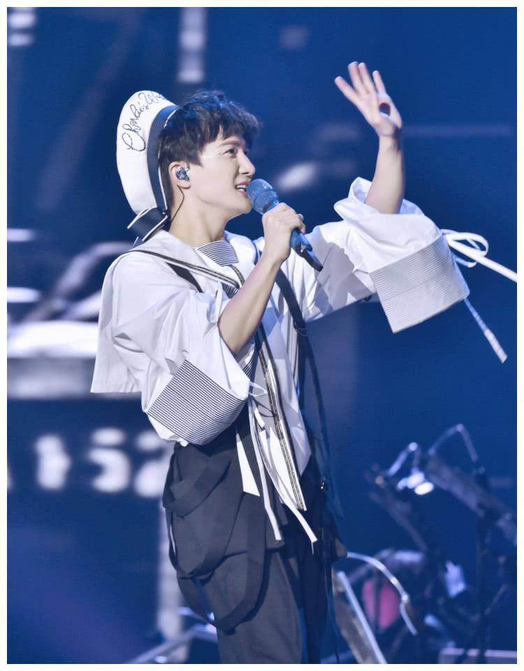 还有水手服的造型,周深用蓝黄色的钻石眼妆装饰成超长的眼线,很好玩吧