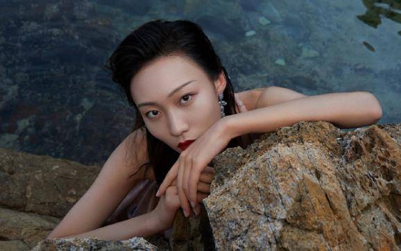 不仅如此,在今年三八妇女节,时尚巴黎杂志限定特刊封面上的邵雨轩,跟