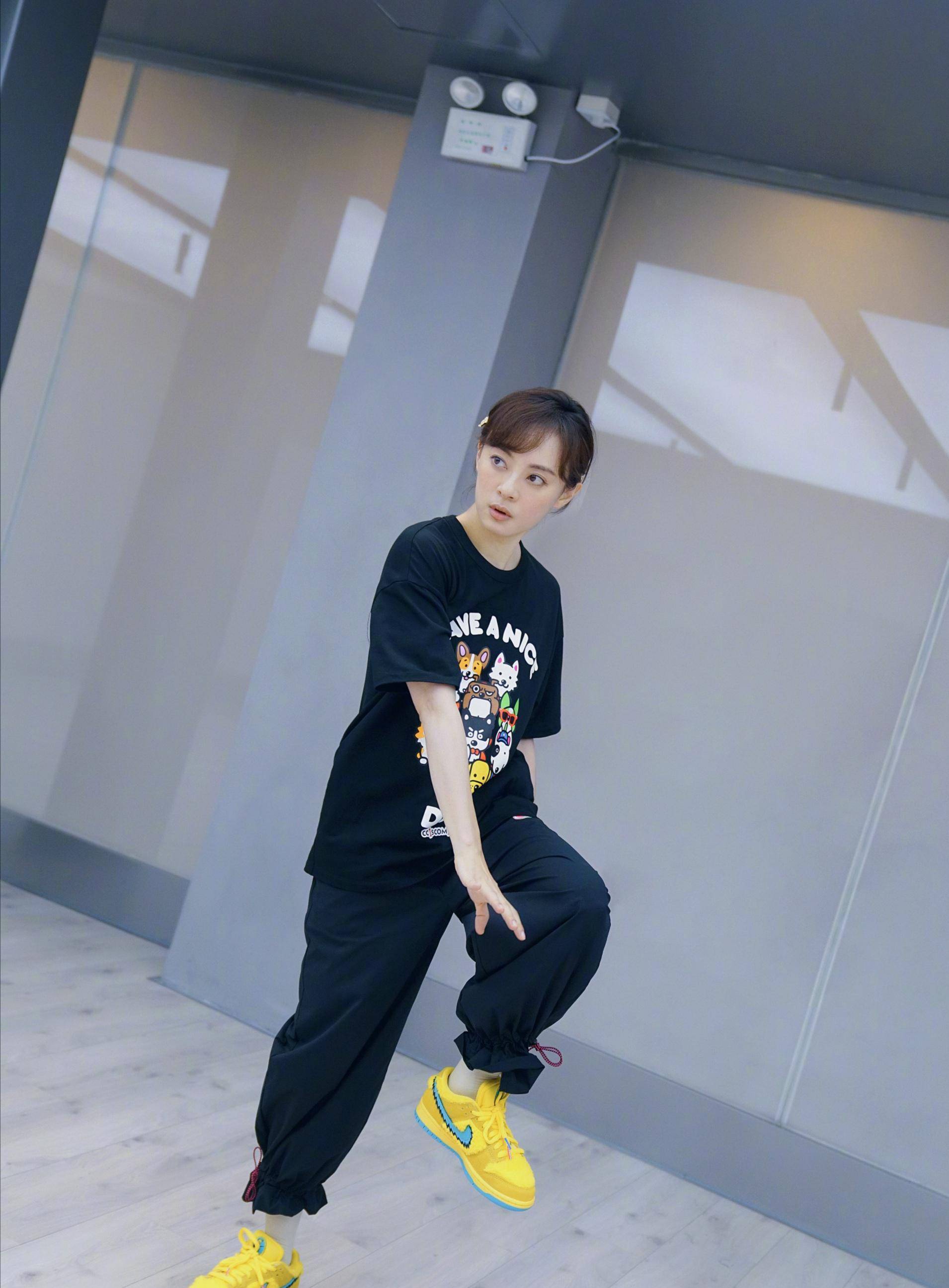 孙俪带女儿打篮球,小花妹妹穿球衣球鞋打球熟练,活泼得像男孩子_运动