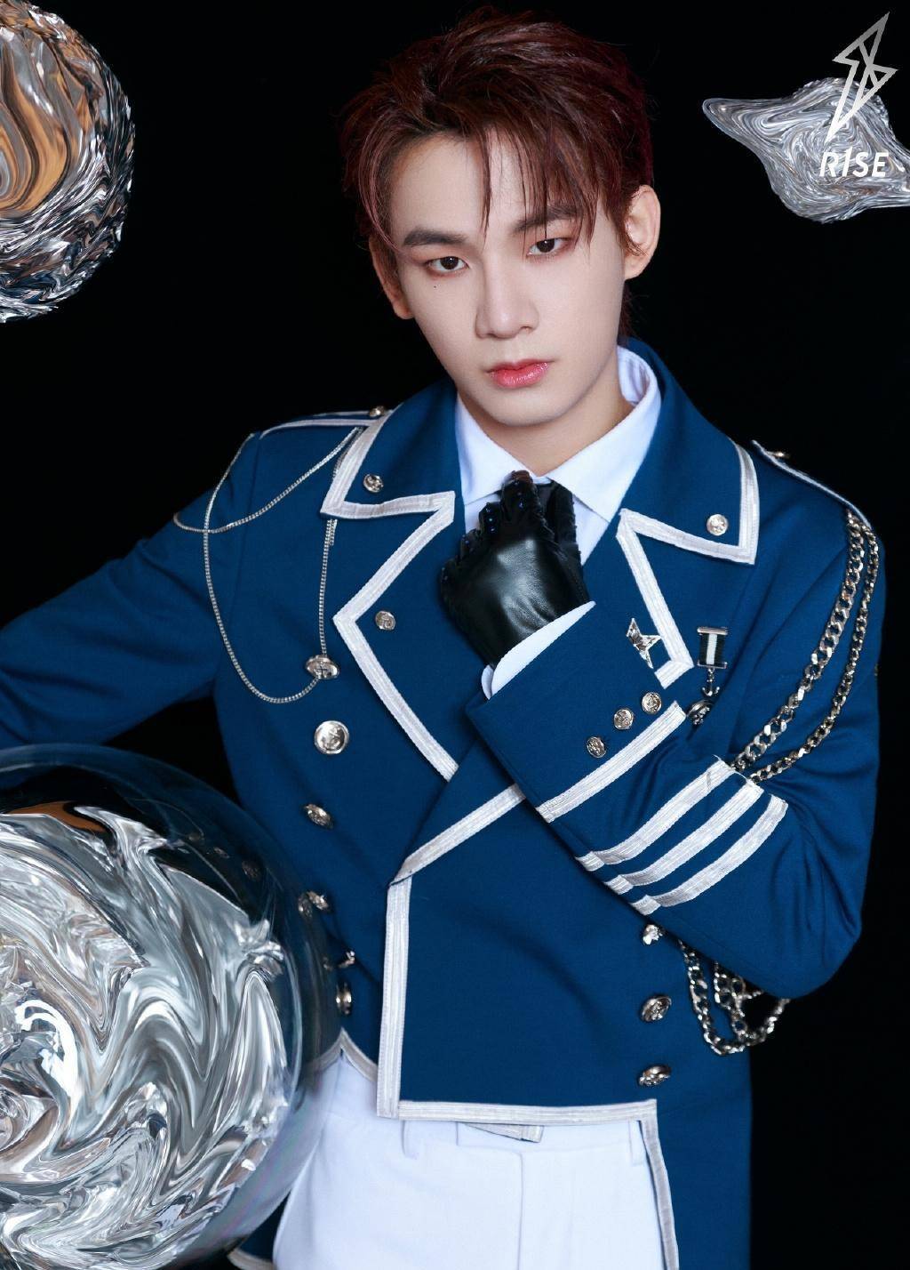 r1se出席星光大赏:八人舞台热度十足,周震南任豪凭实力圈粉_姚琛