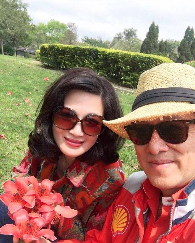 "双儿"陈少霞晒和老公同框照幸福满满亮眼的是身后的豪车_生活_李文辉