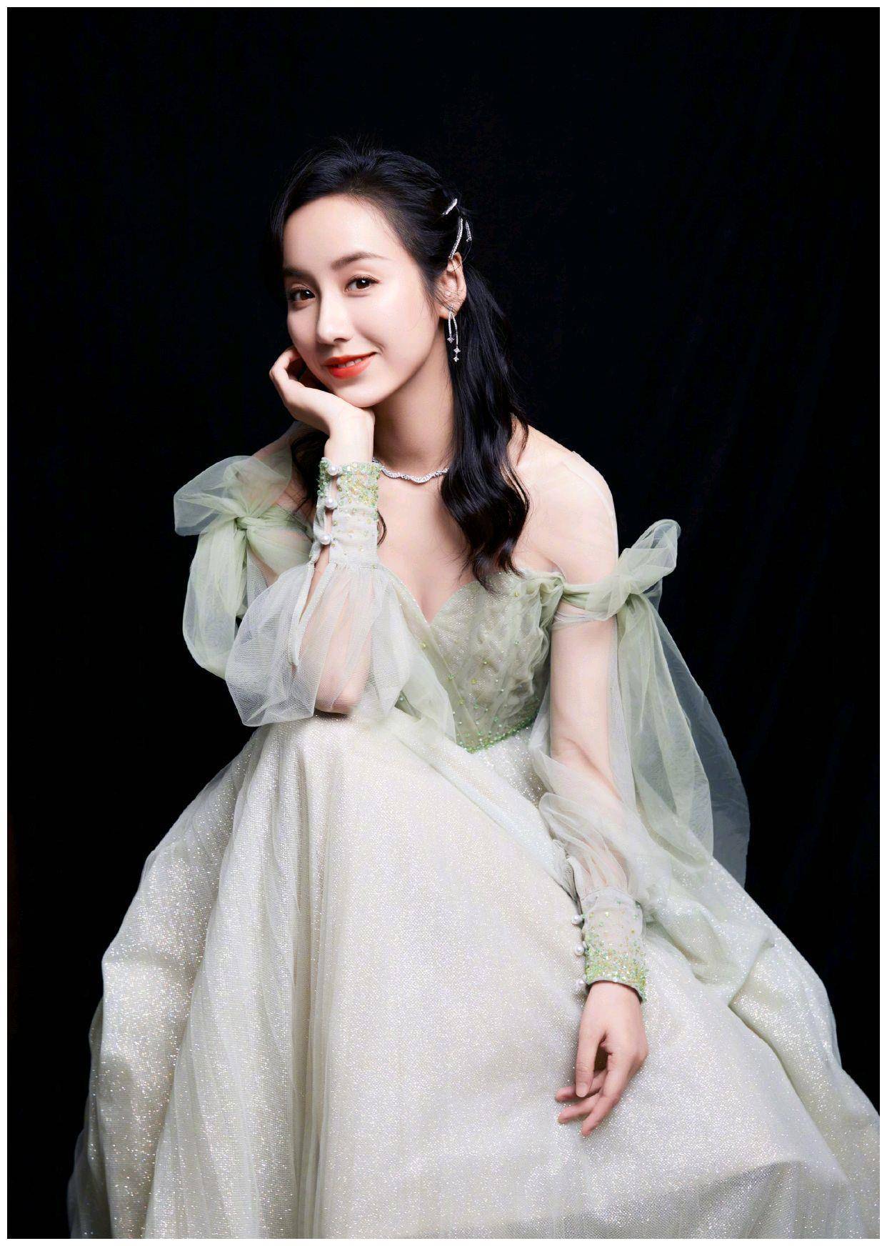 36岁的吕一状态真好,身穿浅绿色连衣纱裙配卷发造型,美得像仙女_白色