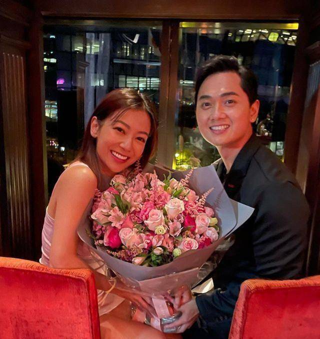 郑俊弘何雁诗庆祝结婚2周年兼生日夫妻俩吃浪漫晚餐嘴对嘴亲吻_儿子