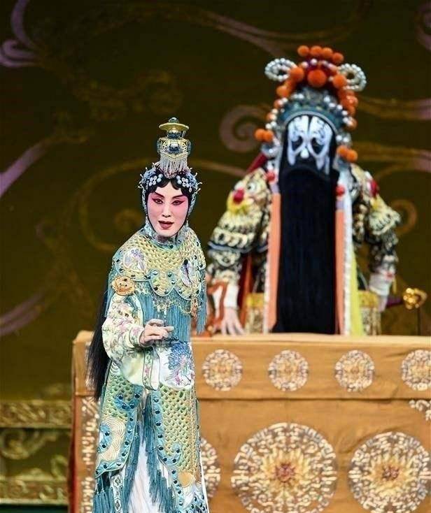 其实与张火丁同时代的演员有很多,像迟小秋,刘桂娟,李胜素,史依弘