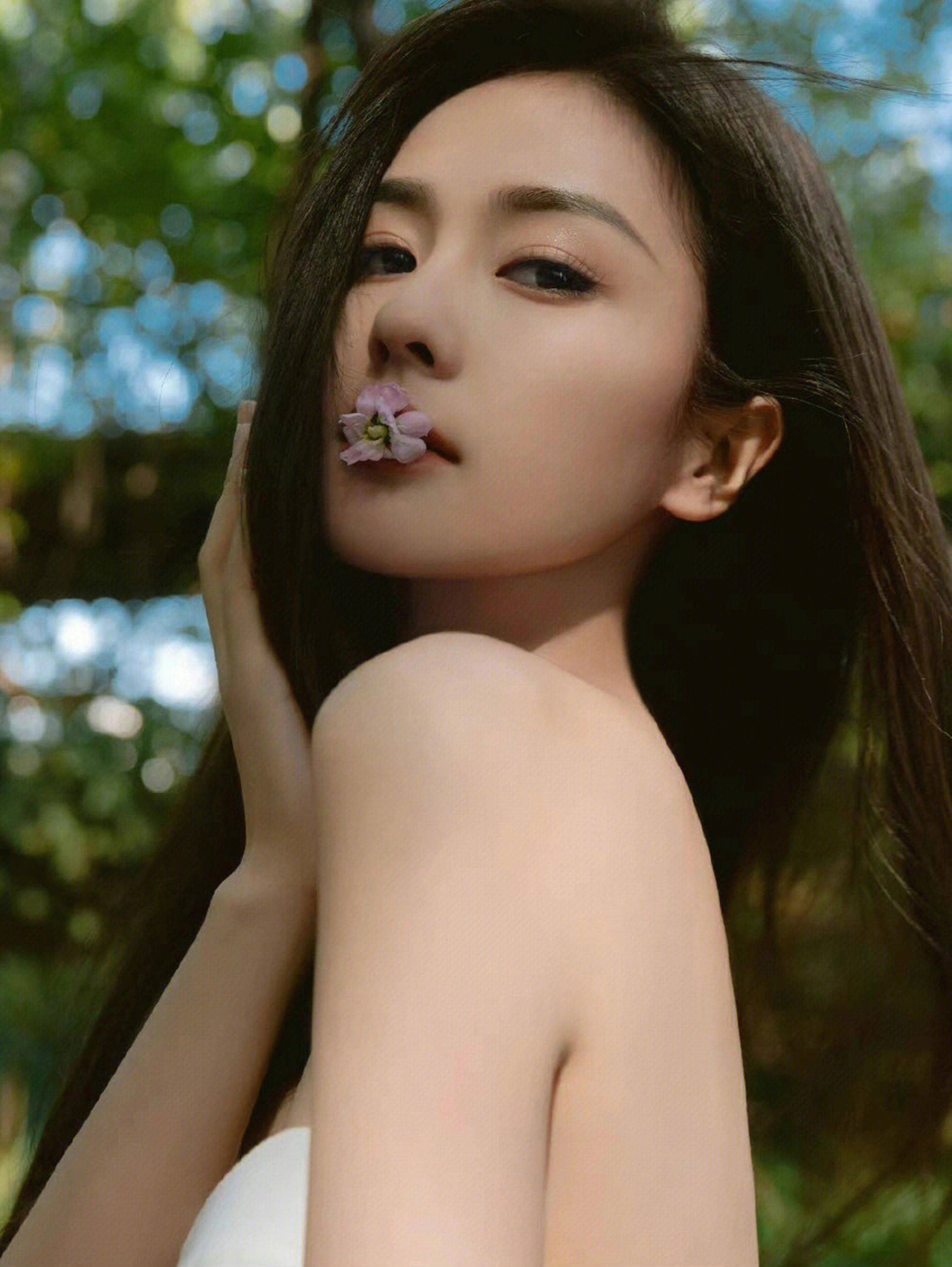 白梦妍齐胸白色连衣裙性感写真