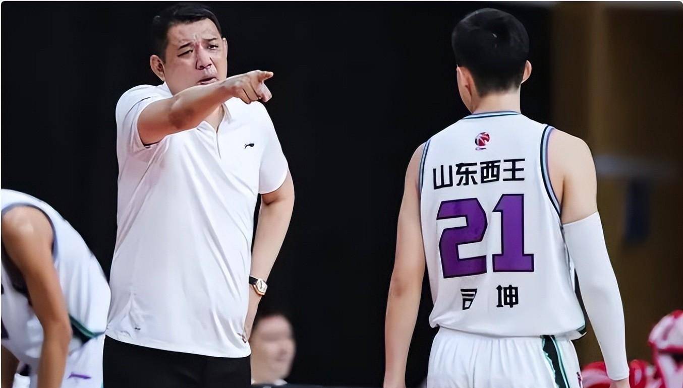 但随着胡金秋的意外受伤,广厦管理层再三斟酌还是选择了留下许钟豪.