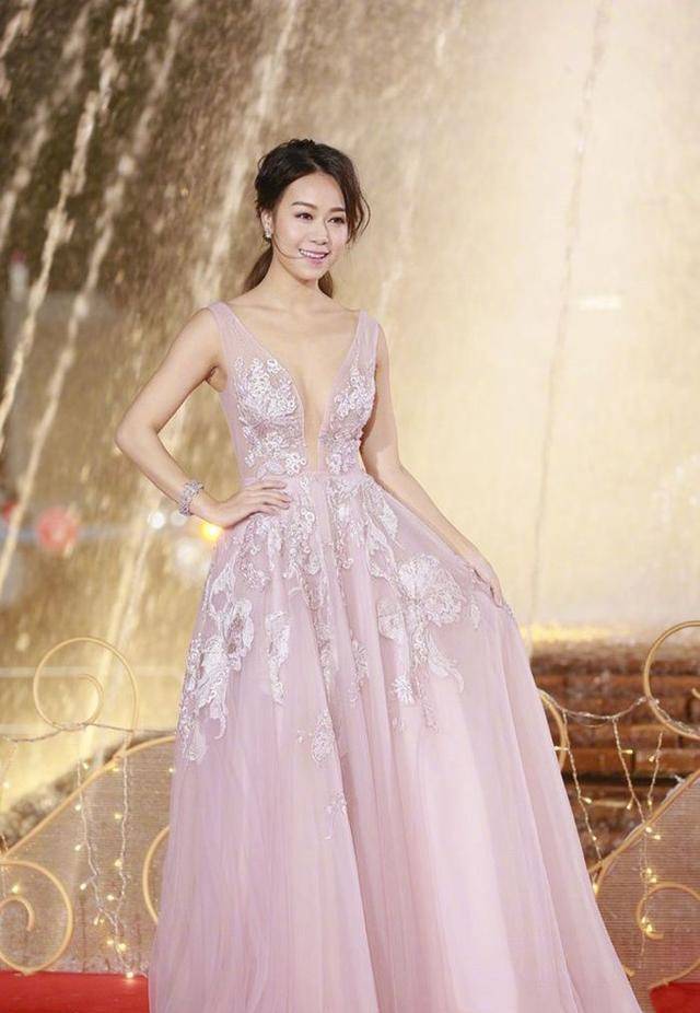 黄心颖为赚钱真拼,礼裙直接开到肚脐尽显妩媚,一身粉色装的很嫩_身材