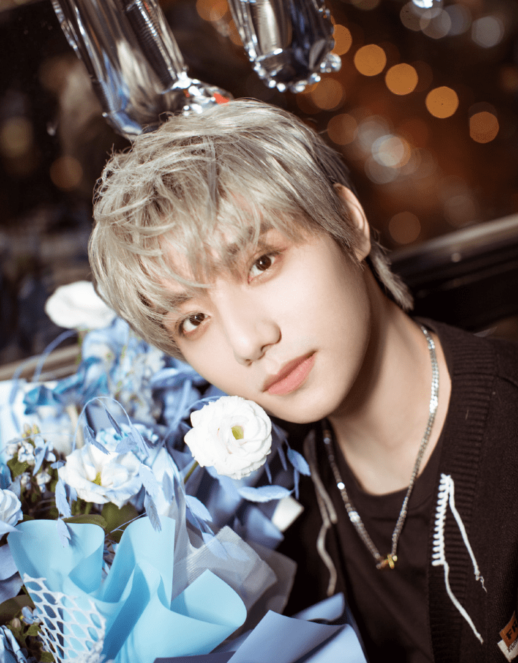 unine李振宁再被曝恋情,女生抱着他的猫出入家中,两人疑已同居_网友