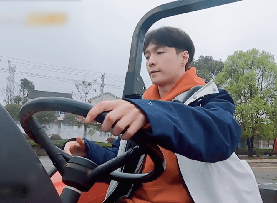 张艺兴学习拖拉机的事情已经传开了