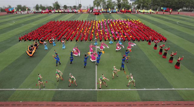 高校运动会开幕式精彩纷呈 千人团体操表演震撼全场_全体师生_运动场