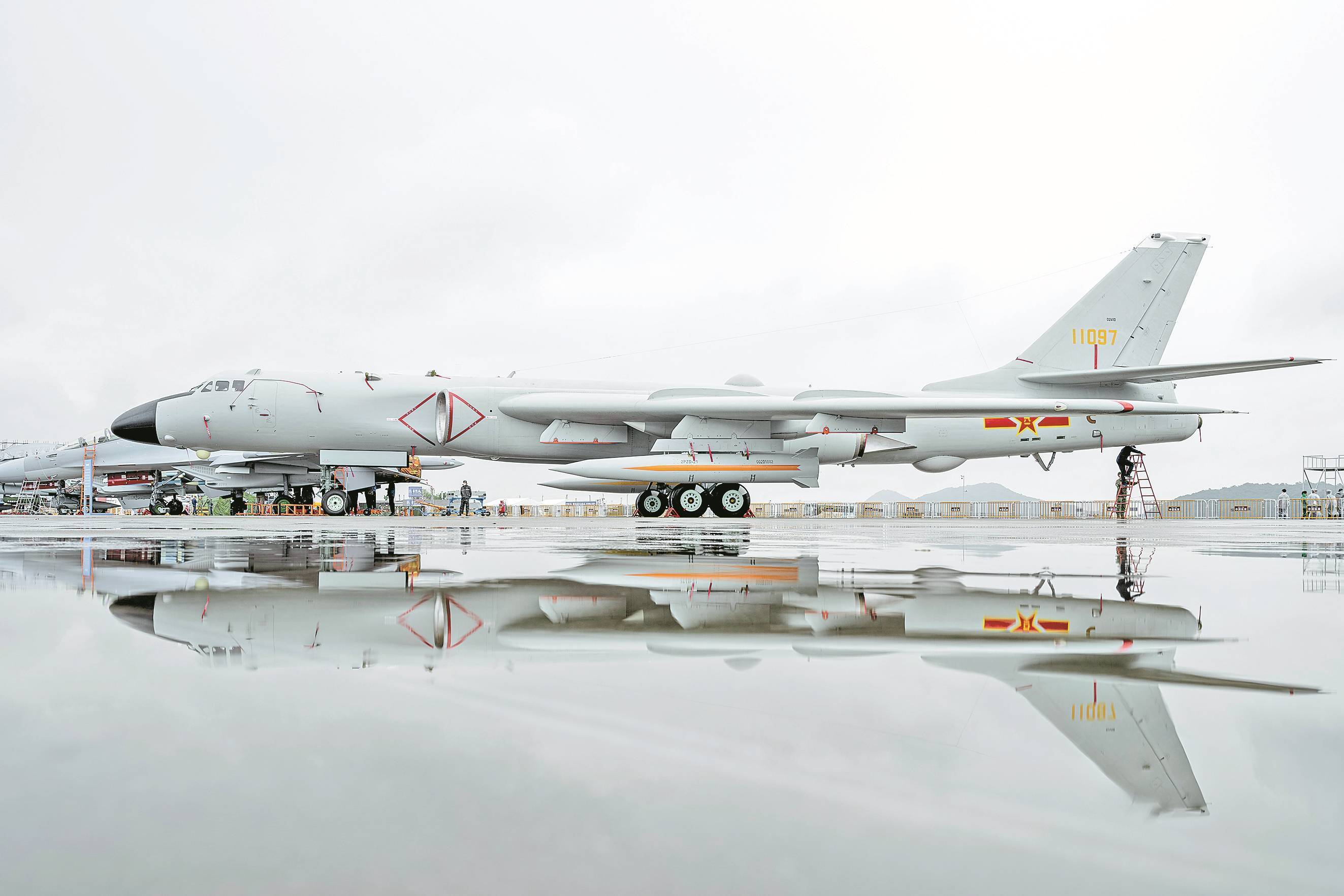 陆军空中突击力量直8l吊装山猫全地形车陆军空中突击力量直20空中机动