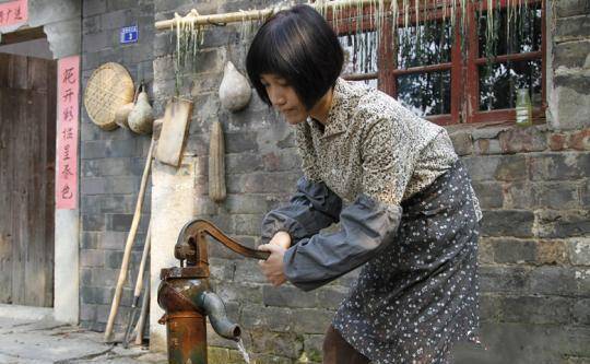 《香水有毒》胡杨林:从爆红到无人问津,她的经历到底多有毒?