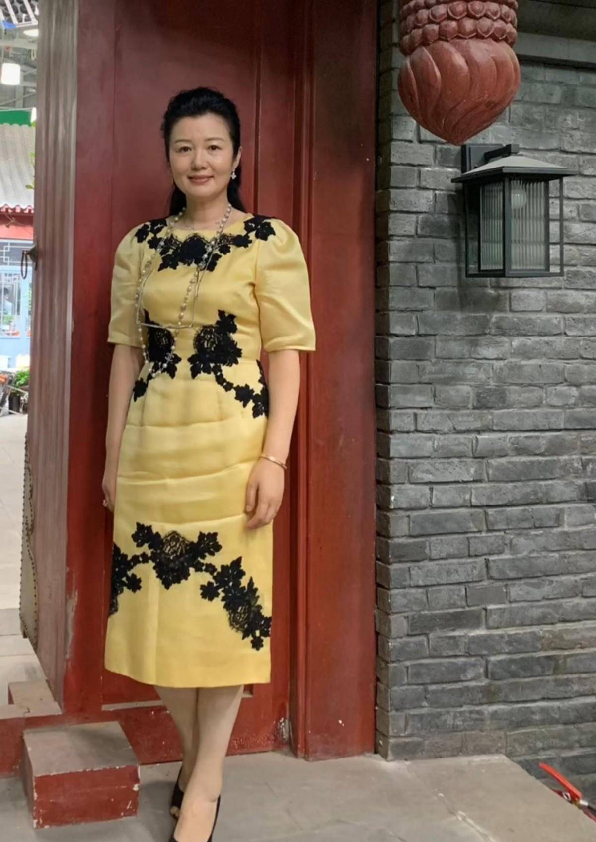 虽然有点胖,但中年人的身材相对对称,但给人亲