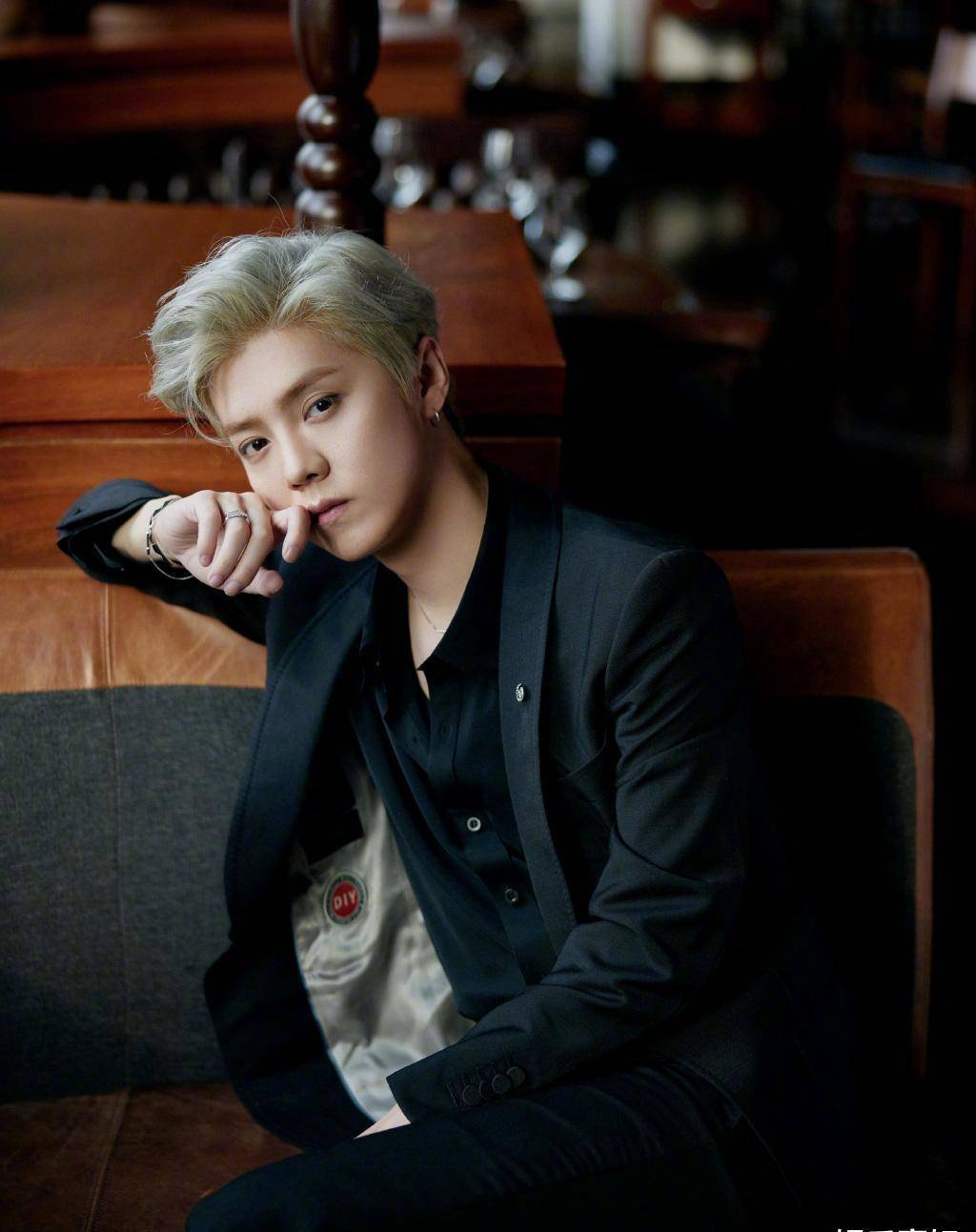 背后精致的星座刺绣,是矜贵有腔调的鹿先生,俊逸而冷冽~10月27日,鹿晗