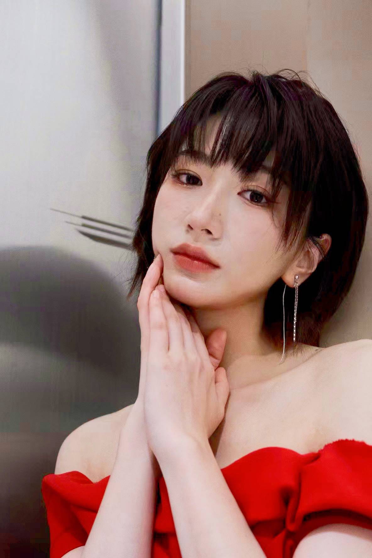 青年演员林子煊 优雅亮相第35届中国电影金鸡奖红毯_信仰_风浪_星辰