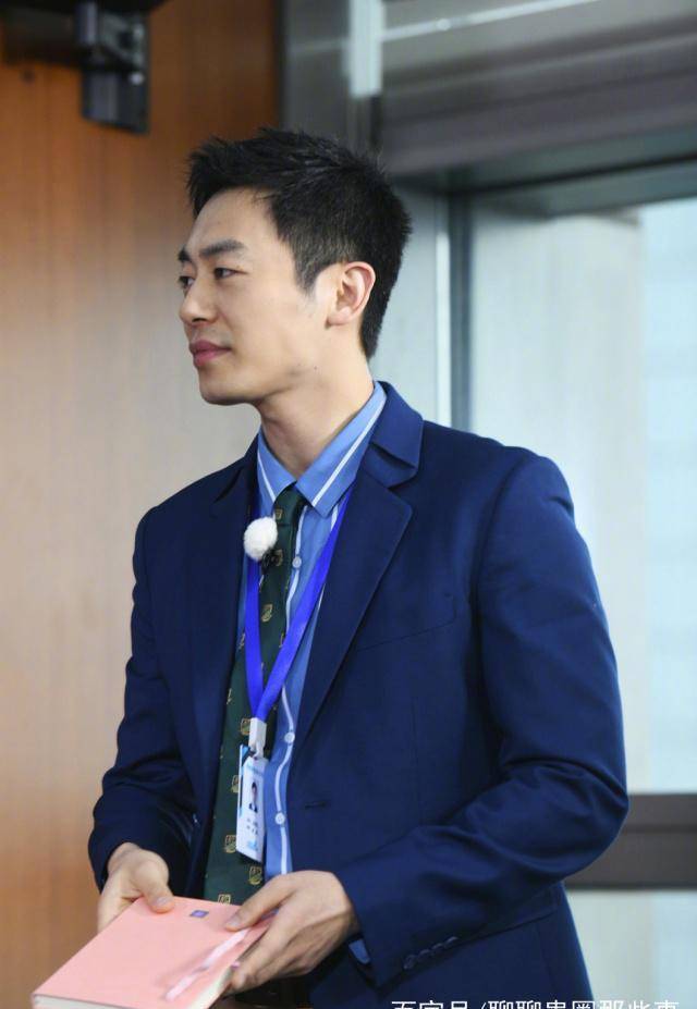 员职业装亮相宁波街头小巷,杨迪被区别对待好可怜啊_baby_朱亚文_王牌