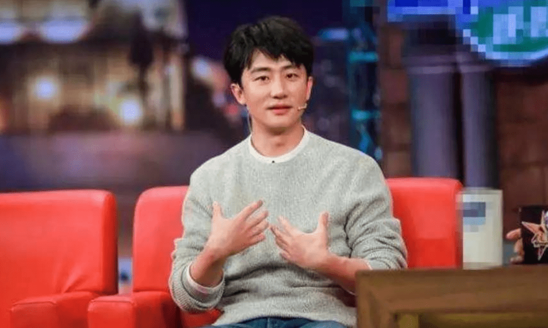 19岁被张艺谋看中,冯小刚郑晓龙争相用他,黄轩究竟有什么魔力?