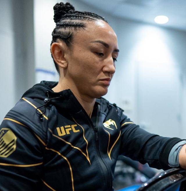 张伟丽重夺ufc草量级冠军,霸气庆祝,彰显中国力量_卡拉·埃斯帕扎