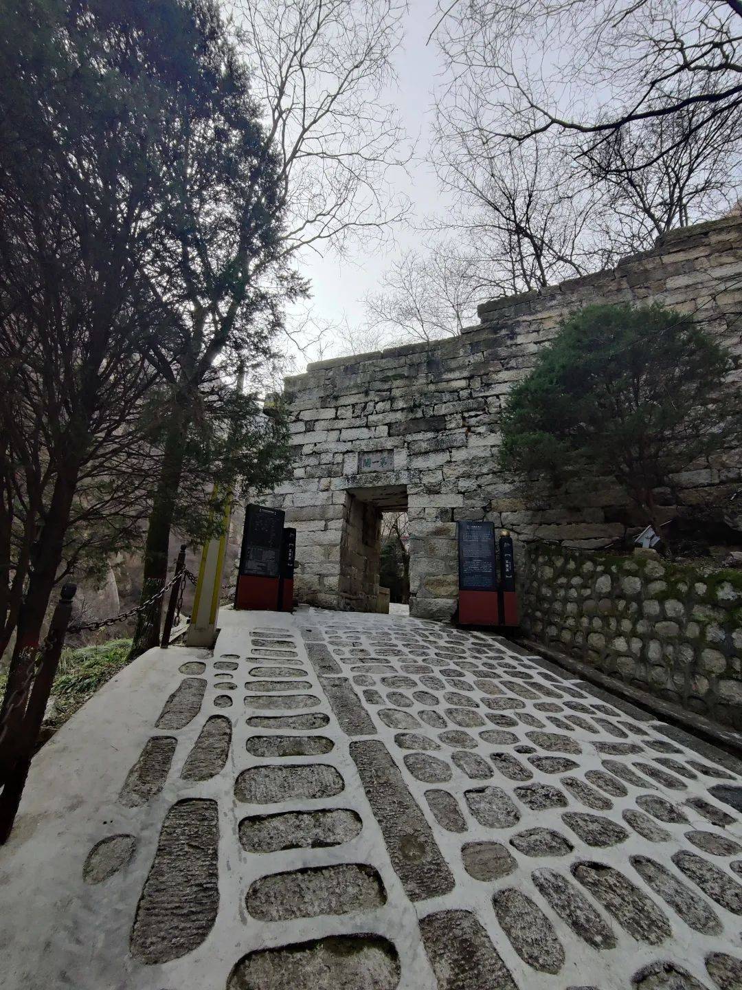 尺峡——老君犁沟——北峰——擦耳崖——苍龙岭——五云峰——金锁关