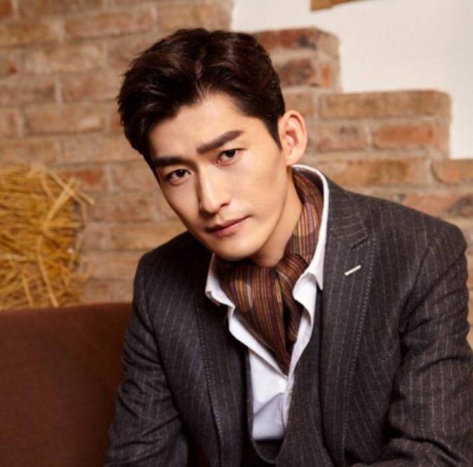 张翰也太有钱了吧,不仅仅晒出了自己的豪宅,也晒出了巨型的钢铁侠