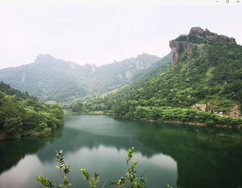 我惊奇于那块石头上的大脚印.据传这就是地藏王菩萨留下来的.