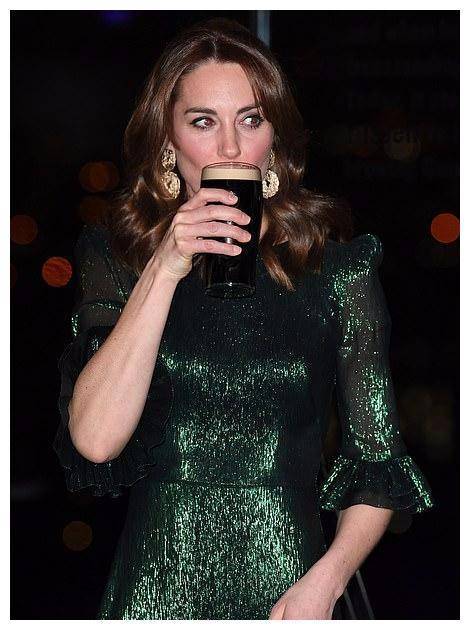 凯特王妃不低调了!换成1万4的祖母绿裙子好闪,大口喝啤酒真豪迈_感觉_