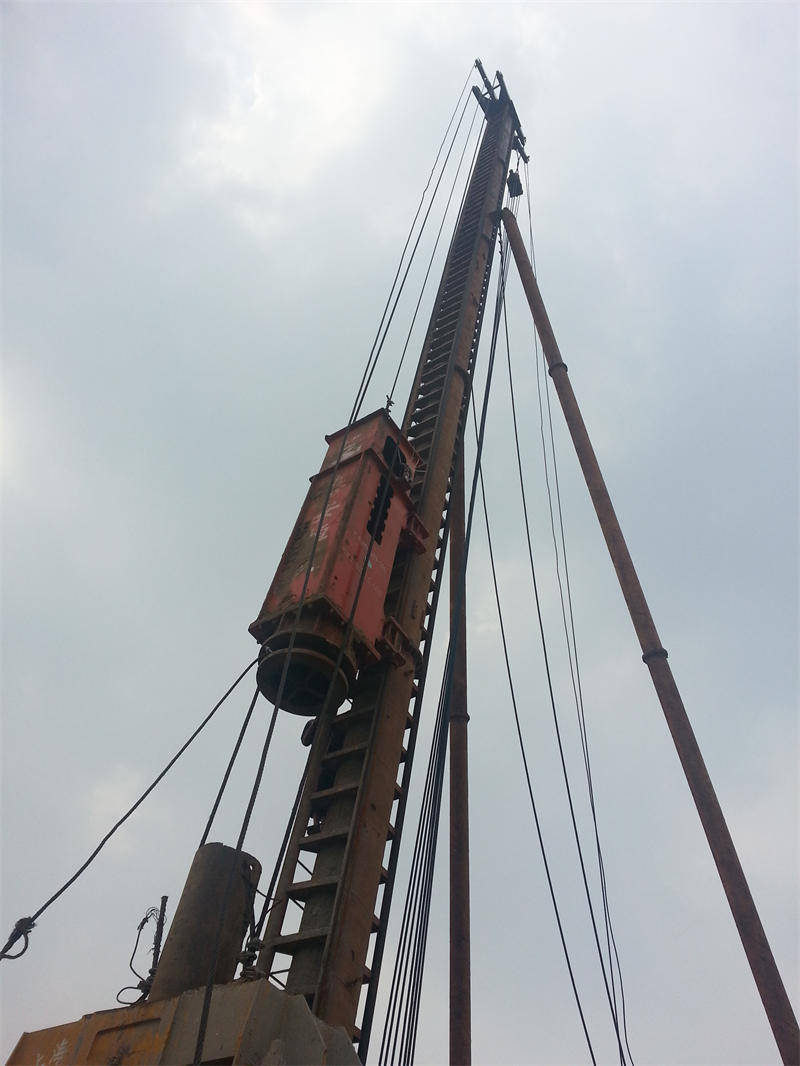 平台和风电安装船里,综合服务平台到达目的地后进行打桩施工工作中