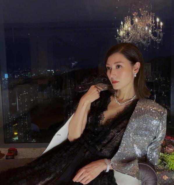 51岁李嘉欣晒近况,钻石首饰堆满身超贵气,皮肤美丽超好无皱纹_时尚