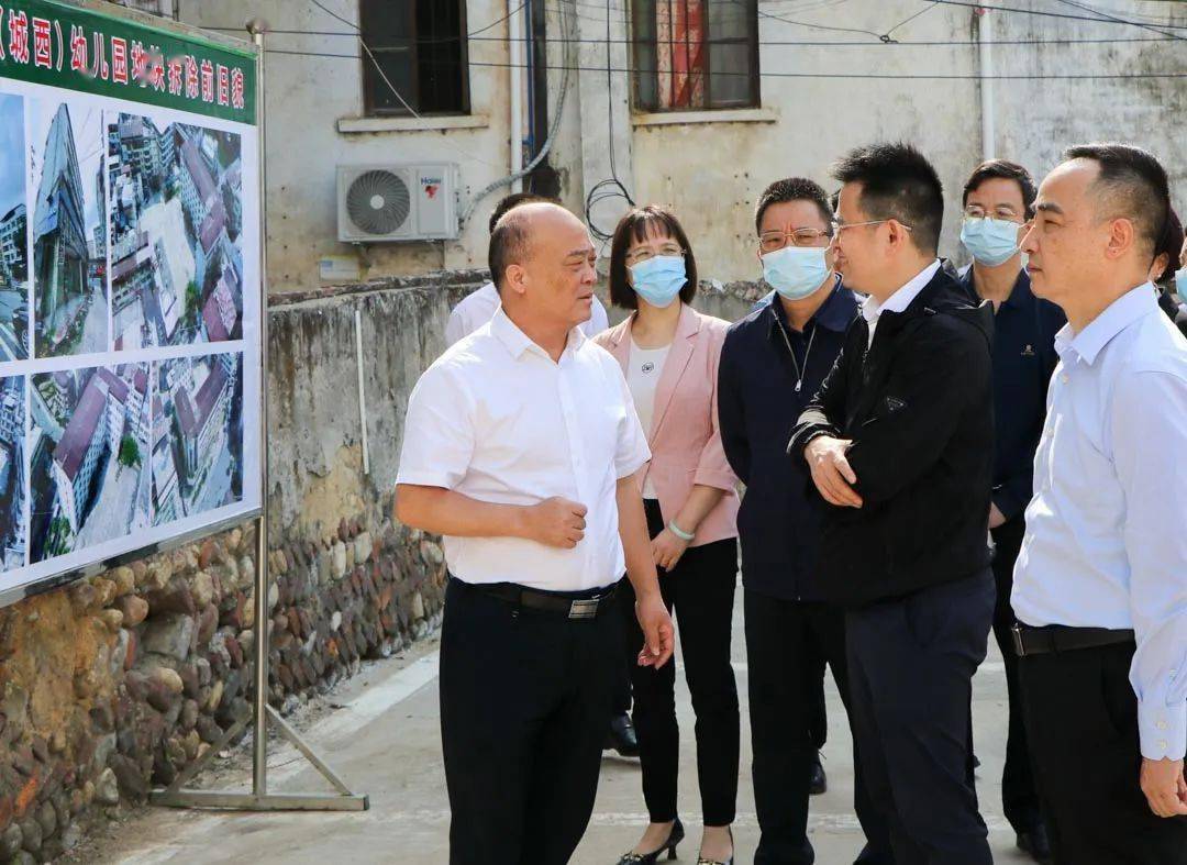 政法委书记廖子彬一行在县委书记邓小强的陪同下,先后到连平县城东