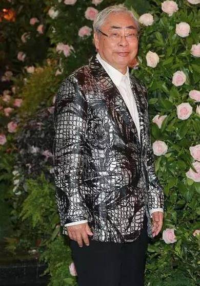 当时年轻帅气的林建名远赴国外留学去了.