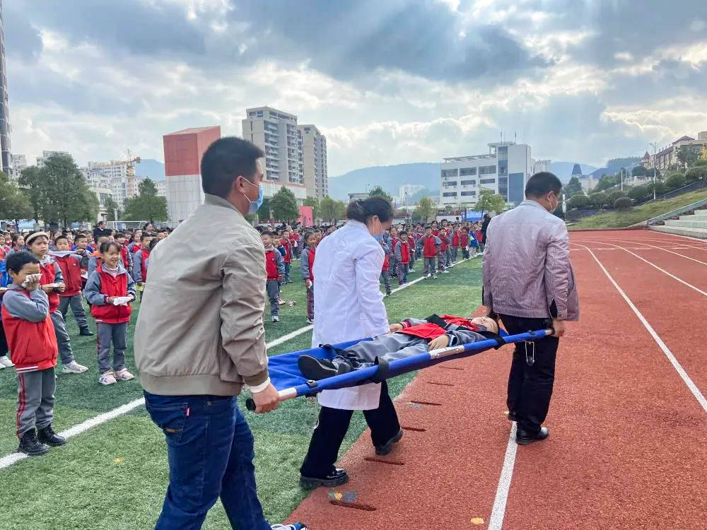 贵定二小开展消防(地震)应急疏散演练_校园_工作_全体师生