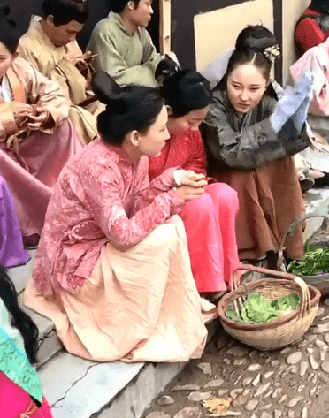 困在横店的北漂女群演,每月只有4000元,依然坚持梦想_毕业_北京_音乐