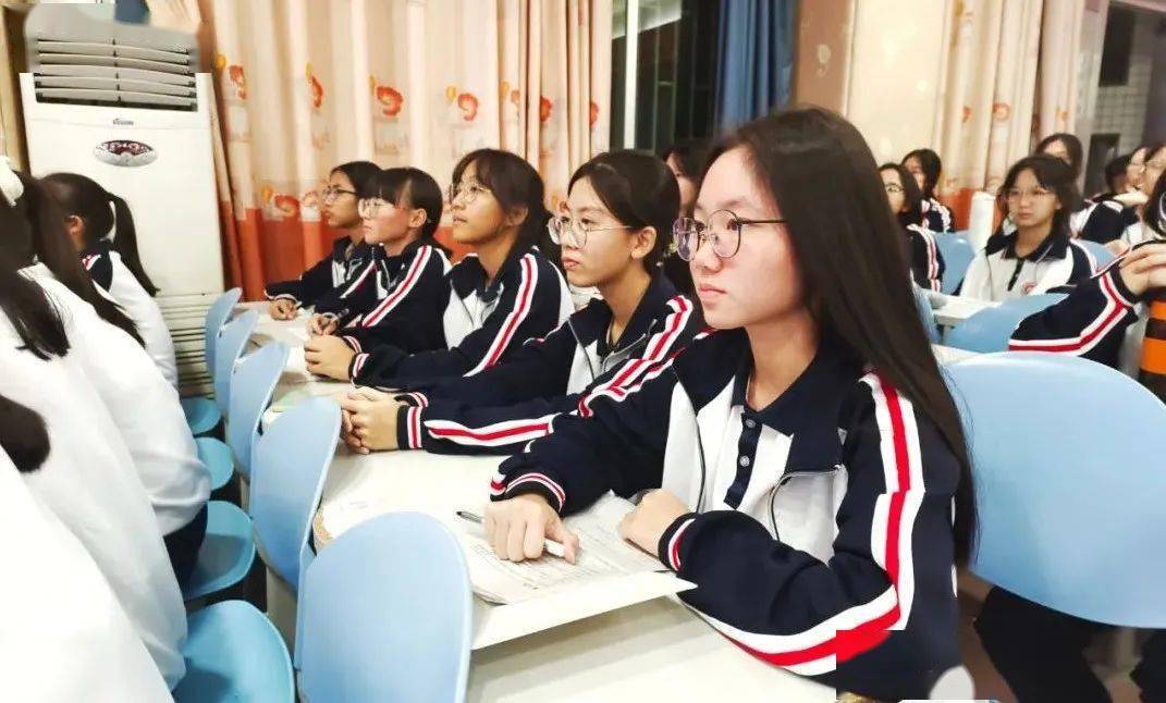 拥抱青春 拥抱阳光——陆河县河田中学举办男,女生青春期教育专题讲座