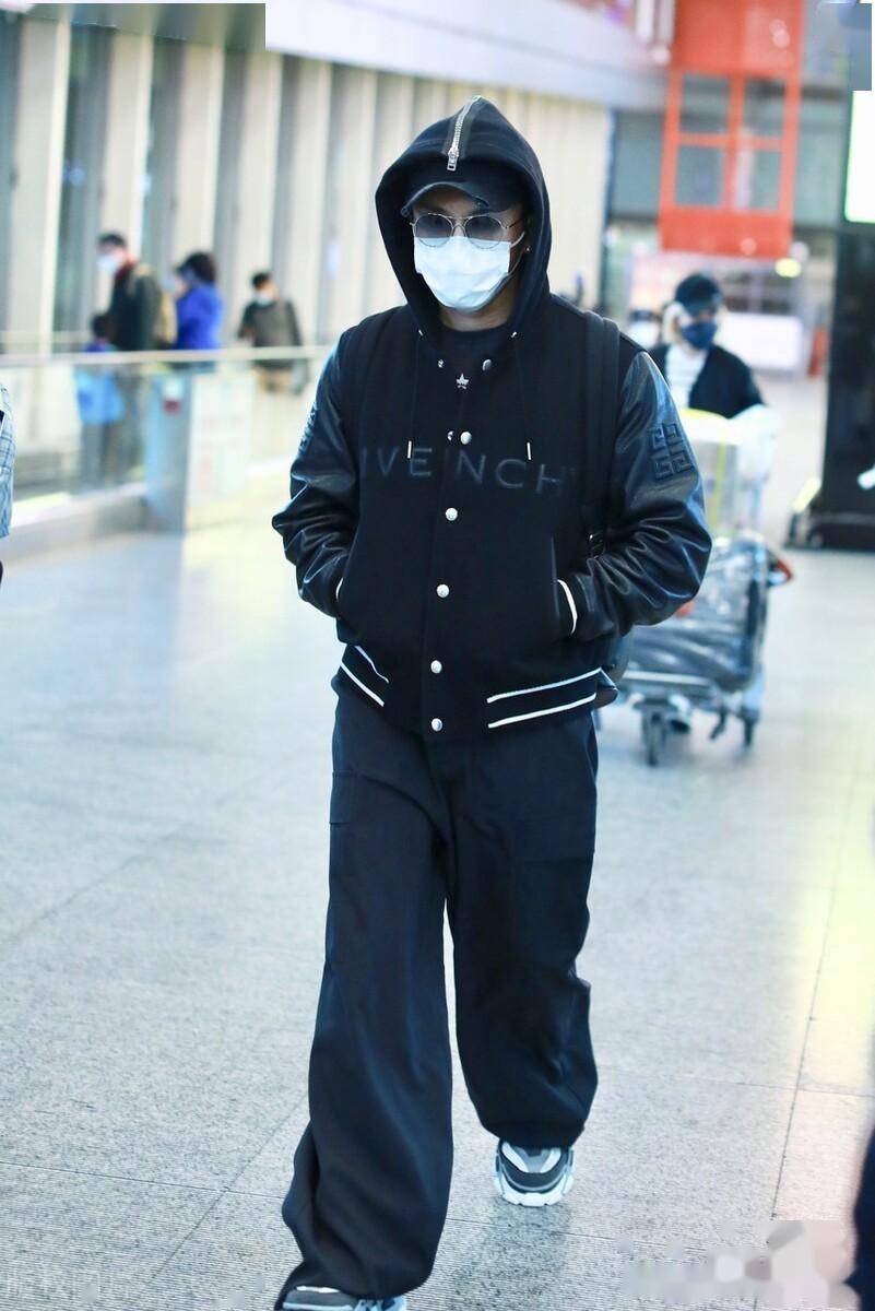 苏有朋抵达北京机场,身穿黑色棒球服休闲时尚